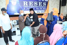 Sambil Reses, Kaji Joko Bagi-bagi Ratusan Bingkisan