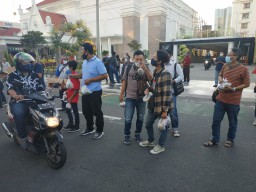 Tingkatkan Rasa Peduli Kepada Sesama, Kelompok Kerja Wartawan DPRD Surabaya Bagi 400 Takjil