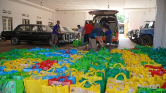 Mantan Bupati Ponorogo Ipong Bagi - Bagi Sembako Buat Warga Ponorogo