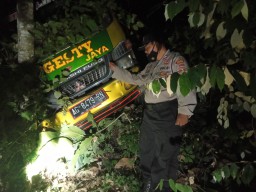Rem Blong, Truk Pengangkut Telur Terjun ke Jurang