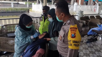 Cegah Penyebaran di Sektor Wisata, Polsek Prigen Lakukan Swab Antigen untuk 5 Pengunjung Cimory