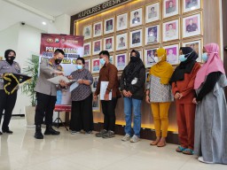 Polres Gresik Berikan Fasilitas Khusus Keluarga Korban KRI Nanggala 402 Urus Administrasi Kepolisian