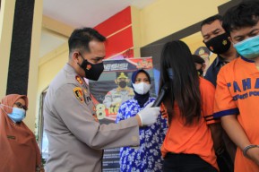 Nekatnya Wanita Cantik Pemandu Lagu di Magetan Ini Simpan Sabu di BH