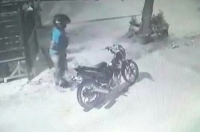 Waduuuh... Aksi Maling Celana Dalam Terekam CCTV