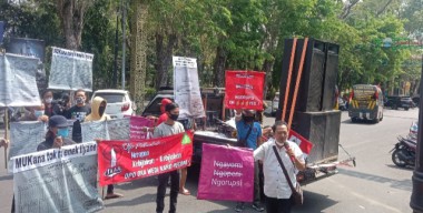 Bawa Isu KKN, Banteng Merah Putih Geruduk DPRD dan Pemkab Bojonegoro