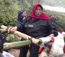 Mengais Rezeki di Puncak Lawu, Nenek Tua Mbok Yem Terpaksa Ditandu 4 Orang