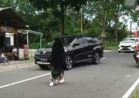 Depresi Ditinggal Pacar, Perempuan Bercadar Jalan Kaki di Jalan Raya Magetan, Bikin Macet Ning...