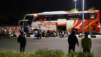 Bus Diminta Putar Balik, Puluhan Penumpang Terlantar di Suramadu