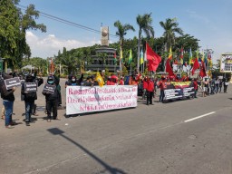 Peringatan Hari Buruh, Lintas Organisasi di Gresik Gelar Unjuk Rasa di Depan Kantor Bupati