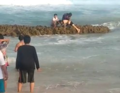 Selfie di Tepi Pantai Bengkung Malang 5 Mahasiswa Digulung Ombak, 2 Tewas 1 Dibawa ke RS 2 Lainnya Hilang