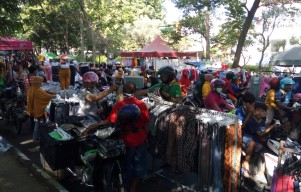 Jelang Lebaran, Antusias Warga Sidoarjo Serbu Pusat Perbelanjaan Modern Hingga PKL