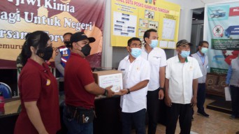 Forwas Bareng Tjiwi Kimia Bagikan Sembako Kepada Warga Desa Gemurung Gedangan
