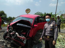 Diseruduk Kereta Api, Moncong Sigra Hancur, Penumpang Selamat