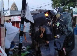 Daihatsu Grandmax Alami Kecelakaan di Sedati Sidoarjo, Muatan Ketupat Berhamburan di Jalan