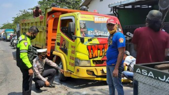 Motor Selip Ketika Dahului Dump Truk, Warga Krian Tewas Dilindas