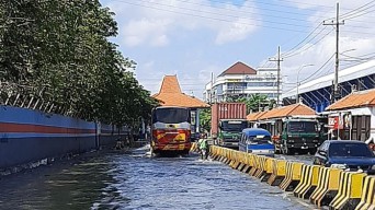 Gerhana Bulan Akibatkan Banjir Rob di Surabaya