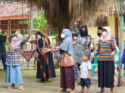 Cara Bupati Banyuwangi Kampanyekan Vaksinasi Covid-19, Ajak Lansia Senam Bareng