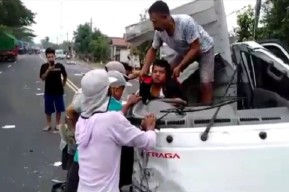 Bus Sugeng Rahayu Ugal-ugalan, Hantam Truk Boks di Madiun