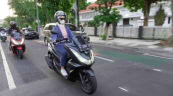 Tips Berkendara Motor Bawa Barang Yang Aman Bagi Perempuan