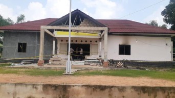 Geger Geden! Polsek Candipuro Dibakar Massa Karena Kecewa Marak Begal