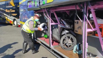 Terbongkar! Pemudik Nekat Masukkan Motor di Bagasi Bus