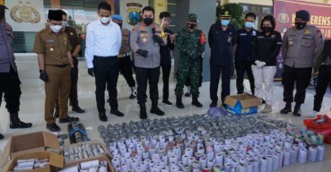 Pabrik Petasan di Mojokerto Digerebek Polisi, 69 Kg Bubuk Peledak dan Ribuan Petasan Siap Edar Disita