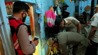 Warung Remang-remang di Lamongan Dirazia, Ratusan Botol Miras dan 3 Pemandu Lagu Diamankan