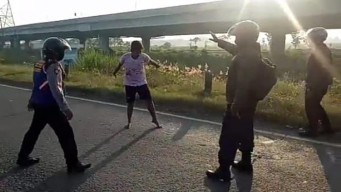 Warga Salat Ied, Mahluk Satu Ini Kesurupan di Dekat Exit Tol Porong