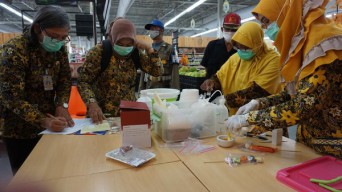 Awas Hati-hati! Petugas Temukan Makanan Tanpa Tanggal Kadaluwarsa di Swalayan Mojokerto
