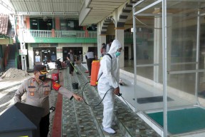 ‘Bersenjata’ Lengkap, Personel Polsek Porong Bersihkan Masjid