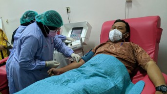 Jadi Penyintas, Bupati Gresik Lakukan Donor Darah Plasma Konvalesen