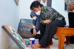 Bupati Ipuk Dapat Surprise dari Pelukis Difabel