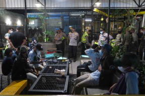 Cangkruk di Kafe Melebihi Jam 22.00, Puluhan Remaja Terkena Razia Jam Malam