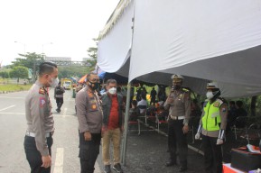 Kapolrestabes Surabaya Pantau Penyekatan di 2 Sisi Jembatan Suramadu