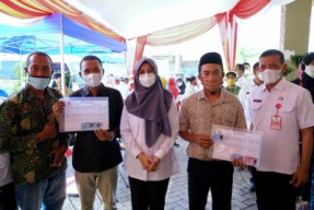 Berkantor di Desa, Bupati Ipuk Bereskan Dokumen Adminduk Penghayat Kepercayaan
