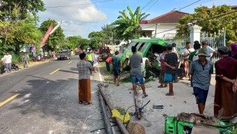 Ban Pecah, ELF Seruduk Pagar Rumah, 2 Penumpang Tewas 8 Lainnya Luka