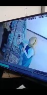 Seorang Perempuan Terekam Kamera CCTV Gondol Perhiasan 20 Gram di Toko Emas Madiun