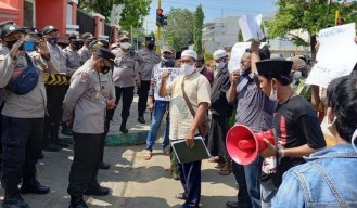 Tak Terima Hasil Pilkades, Warga di Guluk-guluk Sumenep Geruduk DPMD Setempat