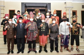 Sampaikan Pesan Kebhinekaan di Hari Pancasila, Bupati-Wabup Lamongan Kenakan Pakaian Adat