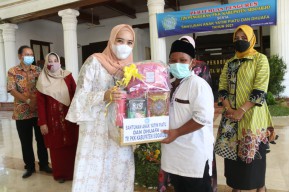 PKK Kabupaten Sidoarjo Santuni Anak Yatim dan Dhuafa
