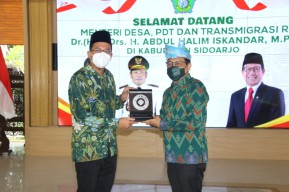 Menteri Desa PDTT Menyerahkan Penghargaan Utama SDGs Desa di Kabupaten Sidoarjo