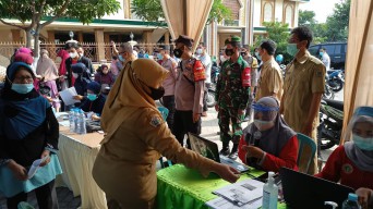 Santri dan Warga Manyar Ikuti Vaksinasi Gratis