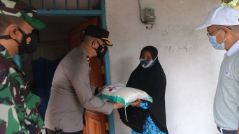 Bagi-bagi Sembako Warga Terdampak Covid-19, Yayasan Budha Tzu Chi Gandeng TNI-Polri