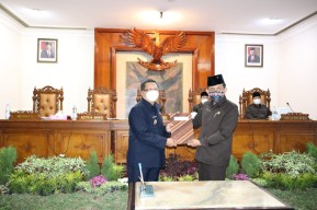 Rapat Paripurna DPRD Tulungagung Sepakati Dua Ranperda Jadi Perda