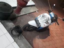 Boncengan Naik Motor, Nenek di Tulungagung  Tersangkut Kabel WIFI
