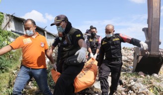 Mayat Pria Tanpa Identitas Ditemukan Petugas Eskavator Sampah Sungai Bawah Tol Gunungsari