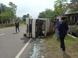 Rem dan Kemudi Bermasalah, Truk Muatan Air Mineral Galon Terguling di Jalan Raya Ponorogo
