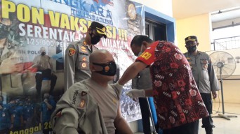 Anggota hingga Purnawiraran Polri Jalani Vaksinasi di Polres Tulungagung