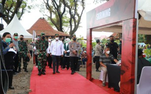 Rombongan Pejabat Tinggi Negara Cek Pelaksanaan Vaksinasi di Madiun