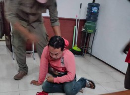 Maling Helm Bonyok Dihajar Peadagang dan Pengunjung Alun-alun Gresik